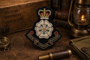Écusson brodé en dentelle de haute qualité QUEENS OWN YORKSHIRE DRAGOONS, à coudre, en tissu, design circulaire de luxe pour vêtement - Product Image 2