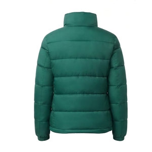 Chaqueta acolchada para mujer, cálida para invierno, con tela resistente, cuerpo acolchado, cuello alto, cremallera frontal y bolsillos laterales. - Product Image 6