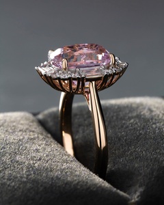 Anillo de compromiso de lujo con zafiro rosa talla cojín y halo de diamantes baguette y redondos en oro rosa de 14K, estilo vintage, para ella - Product Image 3