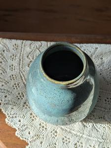 Jarrón Decorativo de Cerámica Artesanal con Esmalte Azul Océano con Puntos, Diseño Moderno Redondeado, Perfecto para un Elegante Toque Decorativo en el Hogar - Product Image 3