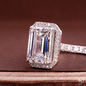 แหวนเพชรทรงเหลี่ยมมรกต 3 กะรัต เพชรเลี้ยงในห้องปฏิบัติการ ประดับเพชรรอบวง ทองคำขาว รับรองโดย IGI แหวนหรูสำหรับงานแต่งงานและวันครบรอบ - Product Image 2