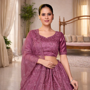 Lehenga Choli con bordado de hilo pesado y lentejuelas, falda acampanada, blusa elegante y dupatta suave, ideal para bodas y fiestas. - Product Image 4