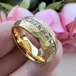 Anillo de boda vintage martillado para hombre con moissanita, plata de ley 925 chapada en oro amarillo, engaste de garra, ancho, de lujo, para aniversario - Product Image 1