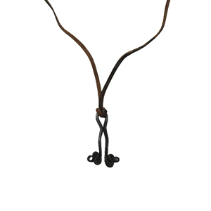 Pendentif en fer forgé à la main de style tribal primitif, amulette en acier martelé faite à la main, collier avec cordon en cuir véritable, vente en gros - Product Image 1