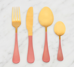 Juego de cubiertos modernos con mango rosa y acabado amarillo mate, cubiertos metálicos para un uso elegante en la comedor y en el hogar. - Product Image 1