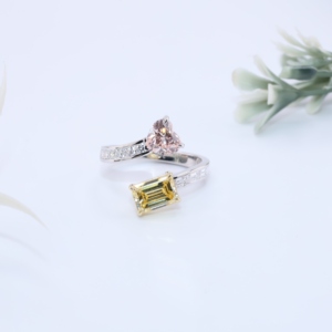 Élégante bague Toi et Moi en or blanc avec cœur rose et diamant de laboratoire taille émeraude jaune, sertie en canal, pour anniversaire et fiançailles - Product Image 1