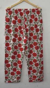 Elegante Conjunto de Pijama de Algodón con Estampado Floral Hecho a Mano para Mujer, Ropa de Dormir Sostenible con Diseño Tradicional Indio Sanganeri de Rosas Rojas - Product Image 2