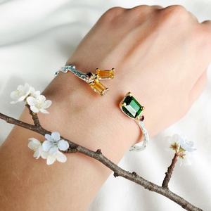 Brazalete de Plata de Ley con Ramas de Esmeralda, Diseño Artesanal Inspirado en la Naturaleza, Elegancia con un Rico Brillo Verde, Hecho a Mano, Atemporal - Product Image 2