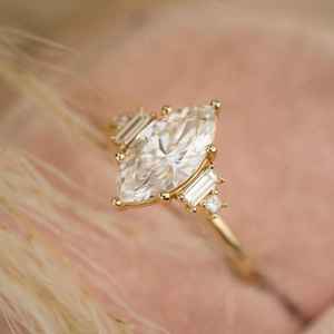 Anillo de compromiso con diamante cultivado en laboratorio de corte marquesa de 2.00 quilates para mujer, oro amarillo de 14K con baguette lateral, regalo sorpresa para enamorados - Product Image 2