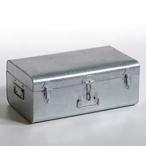 Paire de coffres dorés texturés martelés, en métal plaqué or de luxe, décoratifs pour hôtel, présentoirs, boîtes à souvenirs, coffrets, valises, baquets et boîtes de rangement - Product Image 3