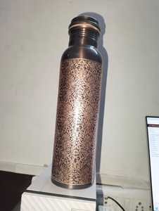 ขวดน้ำทองแดงสำหรับดื่มน้ำ 250 มล. ผิวสัมผัสแบบตอกลายสีทอง ฝาปิดกันรั่ว ดีไซน์คลาสสิก - Product Image 6
