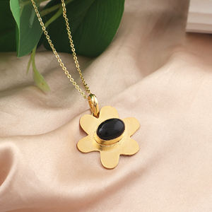 สร้อยคอทอง 18K ชุบทองเหลือง ดีไซน์ดอกไม้เรียบง่าย ประดับด้วยหินออนิกซ์สีดำ ป้องกันการแพ้ จี้รูปดอกไม้ เครื่องประดับสำหรับทุกเพศ เหมาะสำหรับเป็นของขวัญ - Product Image 6