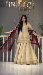 Robe de mariée traditionnelle beige en soie brodée et gaufrée pour femme Buranq, ensemble avec dupatta bordeaux, coupe classique, toutes tailles - Product Image 2