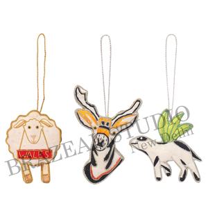 Adornos Navideños Personalizados de Terciopelo y Satén Hechos a Mano por Brazeal Studio, Ecológicos, con Cuentas Bordadas y Hilos Dorados - Product Image 4