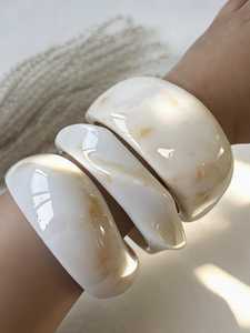 กำไลข้อมือเรซิ่นสีน้ำตาลเข้ม ดำ เงิน ครีม เมทัลลิก สำหรับผู้หญิง แบบหนา ทันสมัย แฟชั่นเครื่องประดับ - Product Image 4