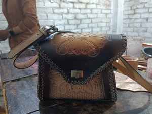 Sac à bandoulière vintage en cuir véritable de vachette, artisanal, résistant à l'eau, avec bouton, motif floral sculpté, style western - Product Image 4