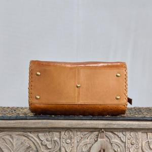 Bolsa de Viaje de Cuero de Lujo con Asa Superior y Cierre de Cremallera, Diseño Marrón con Patrón de Avestruz, Duradera - Product Image 3