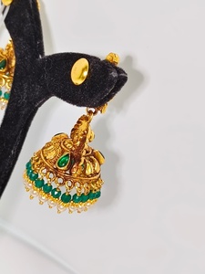 Pendientes Antiguos de Oro Sólido de 22k Hechos a Mano con Motivo de Lakshmi, Esmeraldas Verdes y Perlas Naturales para Bodas - Product Image 3