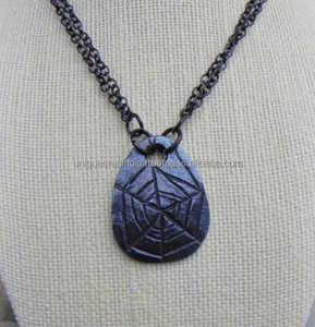 Vente en gros collier indien en acier inoxydable personnalisé avec pendentif noir à motif géométrique pour hommes style ethnique chrétien - Product Image 1