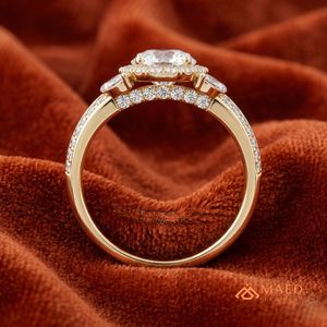 Bague de fiançailles en or avec trois pierres de moissanite taille ronde, bijoux de mariée pour femme, style élégant et tendance - Product Image 2