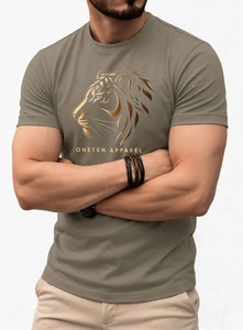 ONETEN T-shirt vert olive pour homme avec imprimé tête de lion dorée, manches courtes, col rond - Product Image 5
