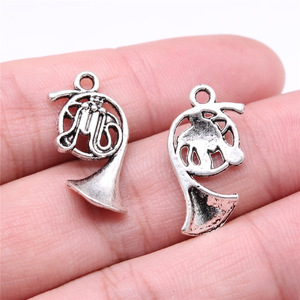 Breloque Corne Française 23x18mm en Alliage de Zinc Argent Vieilli pour Cadeaux d'Enseignants de Musique - Product Image 1