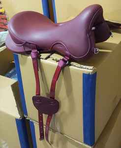 อานม้า BLUHORSE รุ่น High Class Avia Model Endurance ขนาด 18 นิ้ว ทำจากไฟเบอร์ มีหลายสีให้เลือก พร้อมราคาขายส่งที่ดีที่สุด - Product Image 1