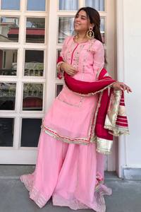 ชุดอานาร์กาลีปักลายสีชมพูพร้อมผ้าคลุมไหล่สีแดง ชุดแต่งงานแบบดั้งเดิมของอินเดียและปากีสถานสำหรับผู้หญิง ทรงปกติ ความยาวระดับข้อเท้า - Product Image 2