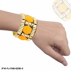 Brazalete Geométrico Chapado en Oro con Detalles de Resina Hexagonal Amarilla, Brazalete Bohemio para Mujer - Product Image 4