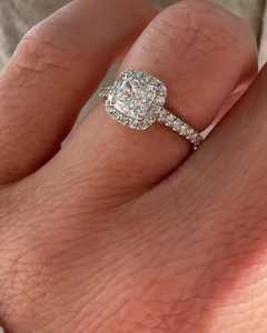 Bague de fiançailles en or 14K avec diamant de laboratoire taille coussin 1,5 carat, pavé halo et accent brillant rond, bandes délicates, vente en gros B2B - Product Image 1
