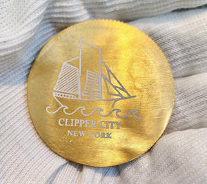 Moneda de latón chapado en oro con grabado de Texto personalizado, estilo náutico moderno, diseño de velero, hogar impreso Digital pulido - Product Image 5