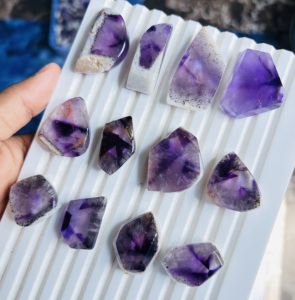 Tranches d'améthyste naturelles de qualité supérieure, faites à la main, avec druse de cristal, cabochons en améthyste, pierres précieuses en vrac de haute qualité pour la fabrication de bijoux - Product Image 2