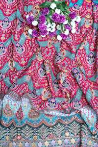 Tela Crepé Rosa Natural Rani con Estampado Floral Geométrico Étnico y Borde Ornamental Pesado para Material de Vestido Kurti - Product Image 2