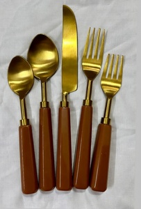 ชุดช้อนส้อมดีไซน์สวยหรู สแตนเลส ด้ามเรซิ่น ชุบทอง 5 ชิ้น ราคาสุดคุ้ม - Product Image 4