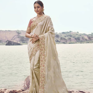 Sarees Cómodos y Suaves para Mujer en Colores Claros y Oscuros con Tacto de Tela Natural para Fiestas - Product Image 1