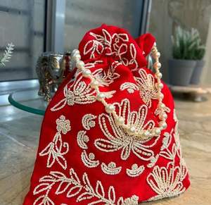 Pochette Potli en Velours Rouge Broderie Perles, Sac à Cordon Fait Main avec Poignée Perlée, Pochette de Mariage Ethnique pour Fête, Sac à Main de Mariée - Product Image 3