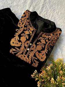 Commandez dès maintenant : Ensemble Kurti et pantalon noir, longueur genou, avec un magnifique design de col, spécial soirées Sangeet ou mois d'Eid, en vente en ligne. - Product Image 6