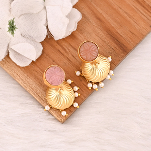 Boucles d'oreilles en laiton plaqué or faites à la main avec chalcédoine rose et perles, bijoux fantaisie pour femmes - Product Image 2