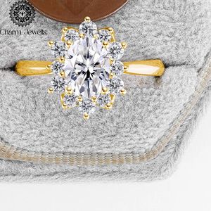 Bague de fiançailles pour femme Charm_Jewells en argent plaqué or 18 carats avec moissanite taille coussin, sertie à griffes, style classique - Product Image 3