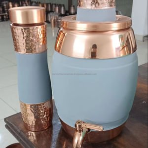 Pichet à eau ayurvédique de 5 litres en cuivre pur Matka avec couvercle et paille pour la maison et l'hôtel directement de l'Inde - Product Image 1