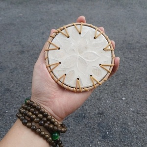 Plato Decorativo Circular de Bambú Hecho a Mano con Diseño Floral, Artesanía Coleccionable de Mimbre - Product Image 1