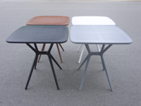 Table de bistrot carrée perforée en résine toutes saisons MN04 avec structure en métal |   Bureau de café extérieur moderne antidérapant et robuste 1