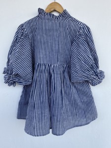 Blusa de Algodón a Rayas Blancas y Azul Marino para Mujer con Cuello con Volantes, Mangas Abullonadas, Puños con Lazos y Parte Superior Tipo Peplum - Product Image 2