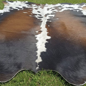 Tapis artisanal en patchwork de cuir de vachette, tapis de luxe en fourrure de vache, tapis décoratif en patchwork de cuir de vache, tapis en cuir souple pour lit - Product Image 4