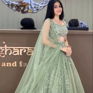 Lehenga Choli de mariage Bollywood élégant en tissu doux et lisse, à motifs variés, en matériaux recyclés traditionnels, couleur vive - Product Image 1