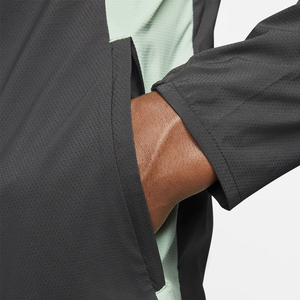 Chaqueta Cortavientos Personalizada para Hombre, Ligera, con Tecnología Impermeable, Ventilación, Cierre de Cremallera y Capucha con Cordón Ajustable - Product Image 5