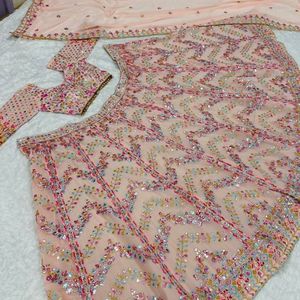 Conjunto de Lehenga Choli de Georgette para Mujer con Trabajo de Hilo Zari y Espejo de Papel, Diseño Festivo para Bodas con Dupatta - Product Image 4