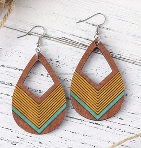 Boucles d'oreilles élégantes en résine et incrustation de bois avec accents de perles, parfaites pour les mariages, les fêtes et les cadeaux. - Product Image 1