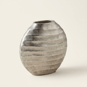 Ensemble de 2 vases contemporains en aluminium léger et durable, motif feuille de Ginkgo découpée, design botanique, pièce maîtresse décorative - Product Image 3