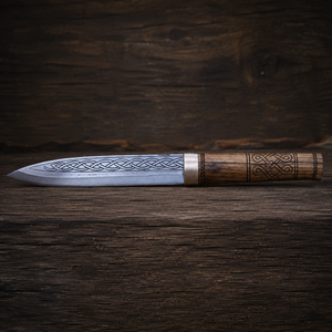 Couteau Viking en acier au carbone celtique fait main avec manche en bois sculpté et fourreau assorti - Product Image 5